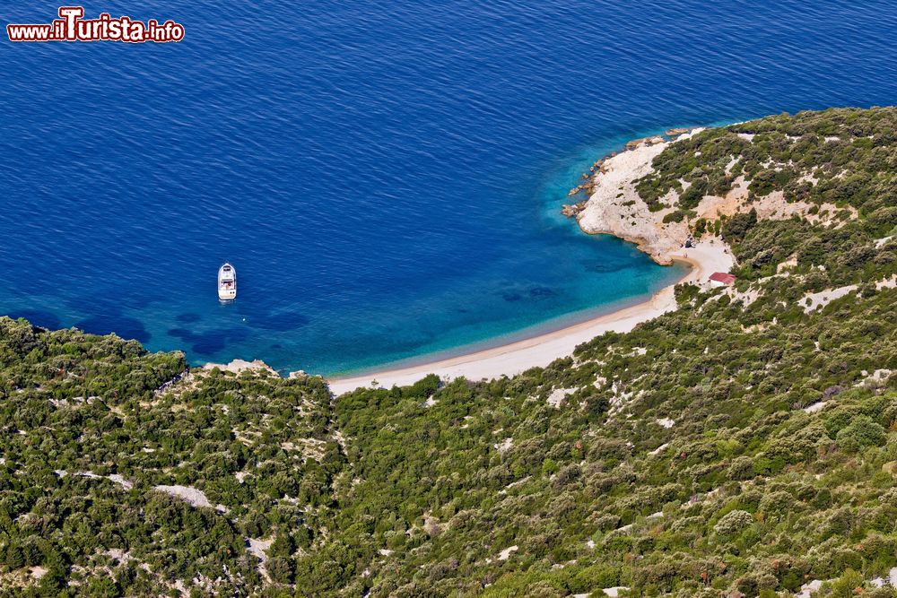 Immagine Spiaggia di sabbia e ciottoli a Lubenice, isola di Cres, Croazia. Fra le spiagge più suggestive di questa città c'è quella di San Giovanni lambita da acque turchesi, verdi e blu in tutte le tonalità. La baia che la ospita è una delle più belle dell'isola.