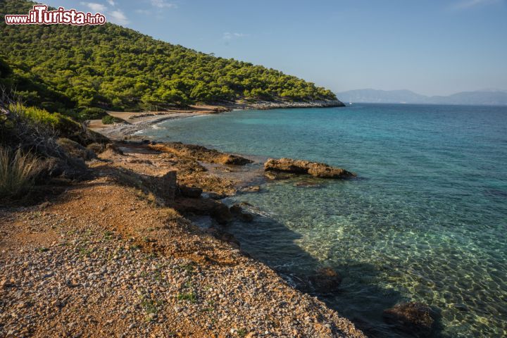 Immagine Spiaggia di Scala, Grecia, nell'omonima cittadina. L'isola di Angistri è la meta ideale per chi cerca nel golfo Saronico relax ma anche avventura e paesaggi selvaggi - © siete_vidas / Shutterstock.com