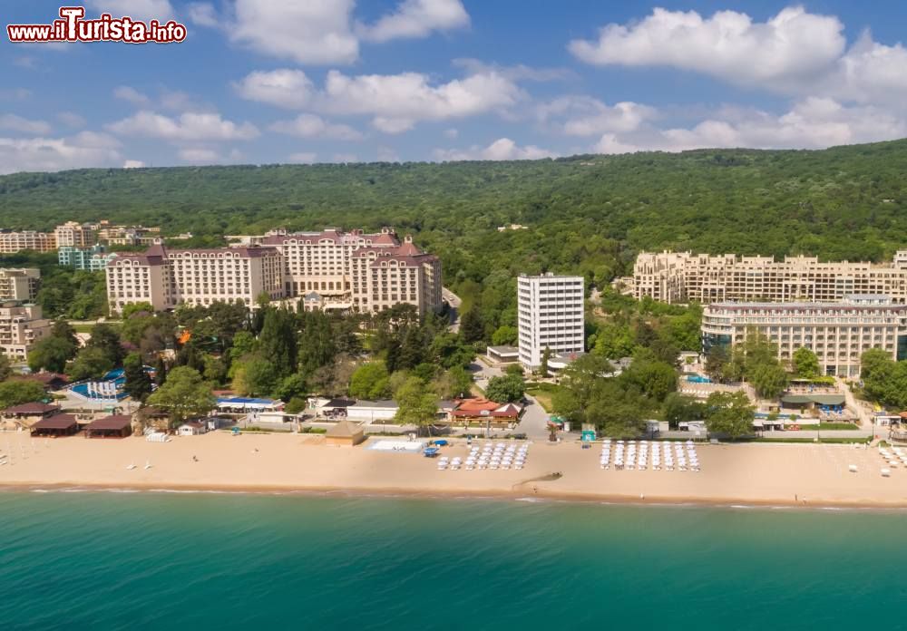 Immagine Spiaggia e hotel a Golden Sands, Zlatni Piasaci: siamo in una popolare destinazione estiva nei pressi di Varna.