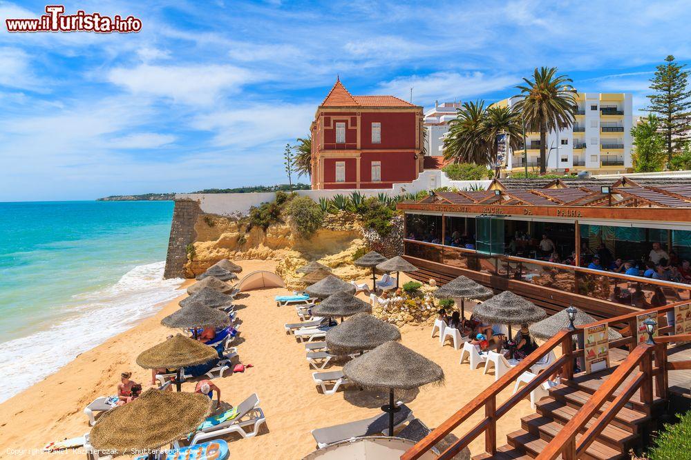 Immagine Spiaggia e ristoranti a Armacao de Pera, Portogallo. Questa cittadina si trova nell'Algarve, la più popolare regione portoghese per le vacanze - © Pawel Kazmierczak / Shutterstock.com