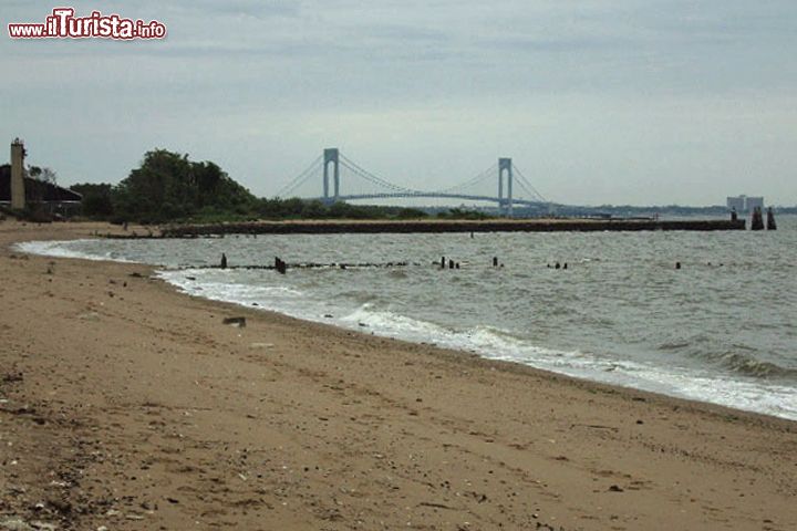Immagine Spiaggia di Great Kills Park Staten Island a New York, Stati Uniti. Da questo parco affacciato sull'oceano, conosciuto per le sue quattro belle spiagge, si può ammirare l'incantevole skyline di New York