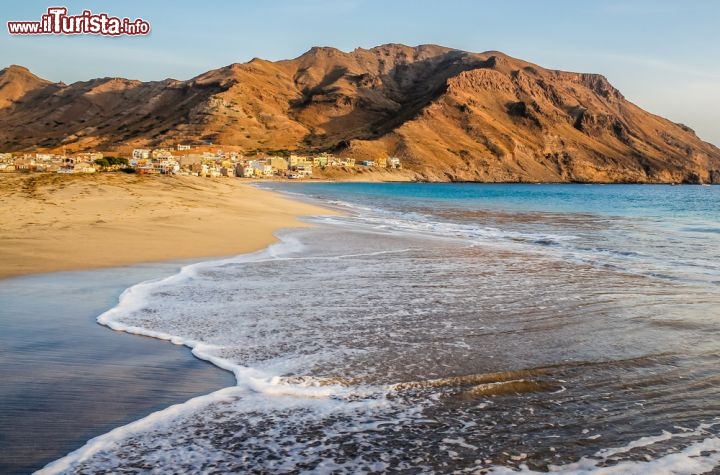 Immagine Spiaggia selvaggia sull'isola di São Vicente a Capo Verde - © Susana_Martins / Shutterstock.com