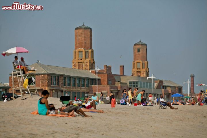 Immagine Turisti a Jacob Riis Park Beach a New York, Stati Uniti. Un altro dei tanti tratti costieri frequentati da residenti e turisti a New York