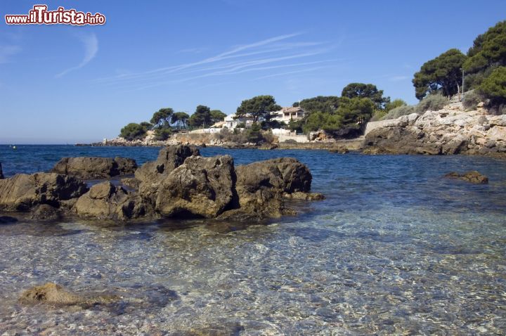 Immagine Spiaggia, mare e rocce della riviera francese a Bandol. Incastonata lungo il litorale della Francia, Bandol è una delle più rinomate località marittime della Costa Azzurra - © fullempty / Shutterstock.com