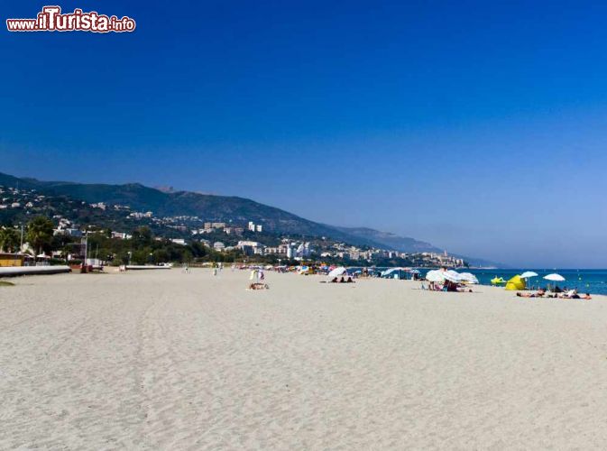 Immagine Spiaggia municipale nei pressi di Bastia, Corsica. Questa immagine della soffice sabbia fine vicino a Bastia sembra una cartolina che incanta per i suoi paesaggi naturali.