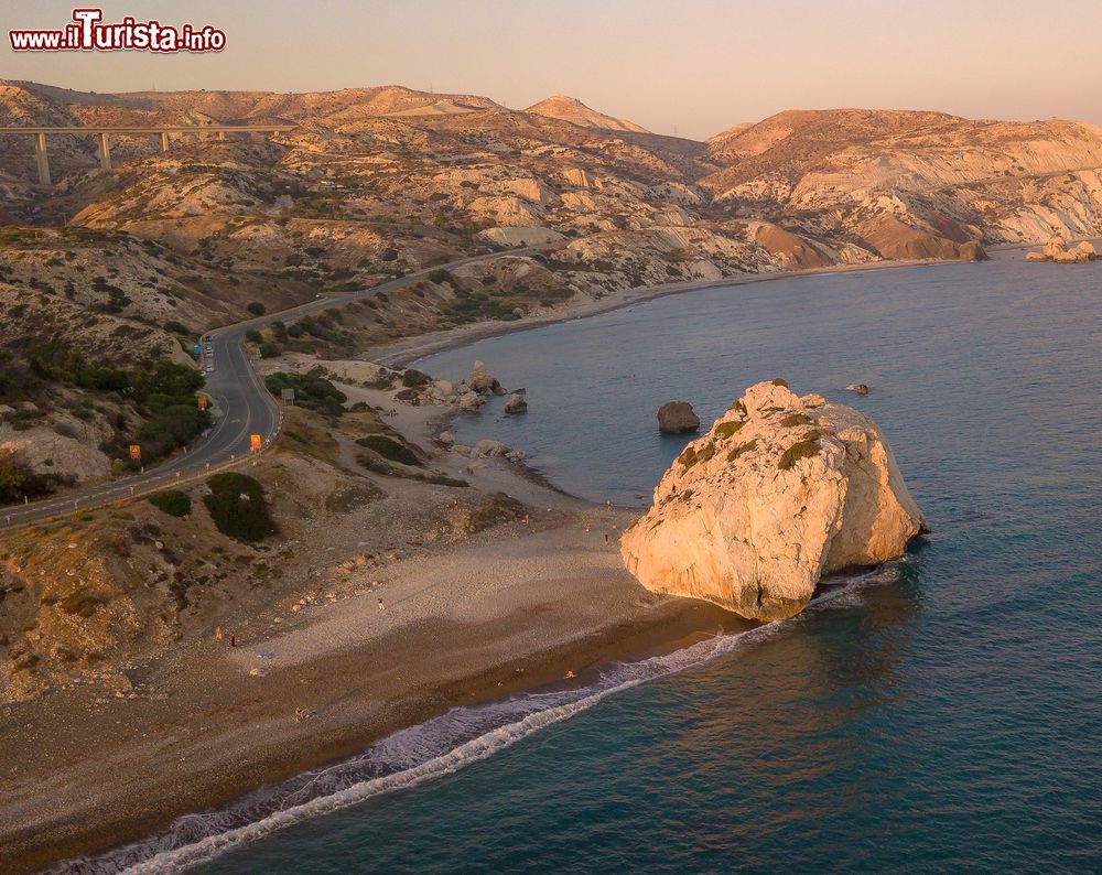 Immagine Spiaggia nei pressi della Roccia di Afrodite a Pissouri, isola di Cipro, al calar del sole.