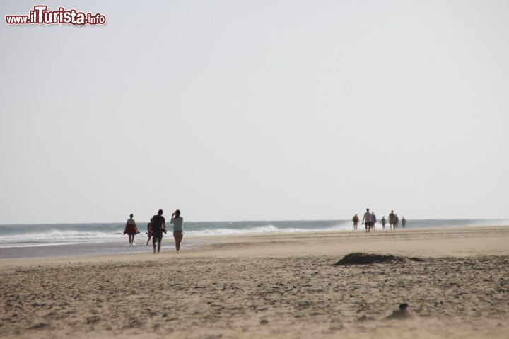 Immagine Distesa di sabbia a Morro Jable, spiaggia di Fuerteventura (Spagna) - Qui l'acqua si presenta tranquilla, i venti non la disturbano nel suo flusso di quiete che, in ore diverse del giorno, propone tinte che vanno dal verde smeraldo al bianco trasparente al turchese puro. La sabbia bianca rappresenta pur sempre un must per questa spiaggia sita a sud di Fuerteventura, moltissime infatti le persone che si recano appositamente per praticare passeggiate.