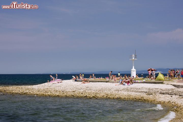 Immagine Una spiaggia di Portorose, famosa località turistica, balneare e termale del comune di Piran, in Slovenia - foto ©  Andreas R.