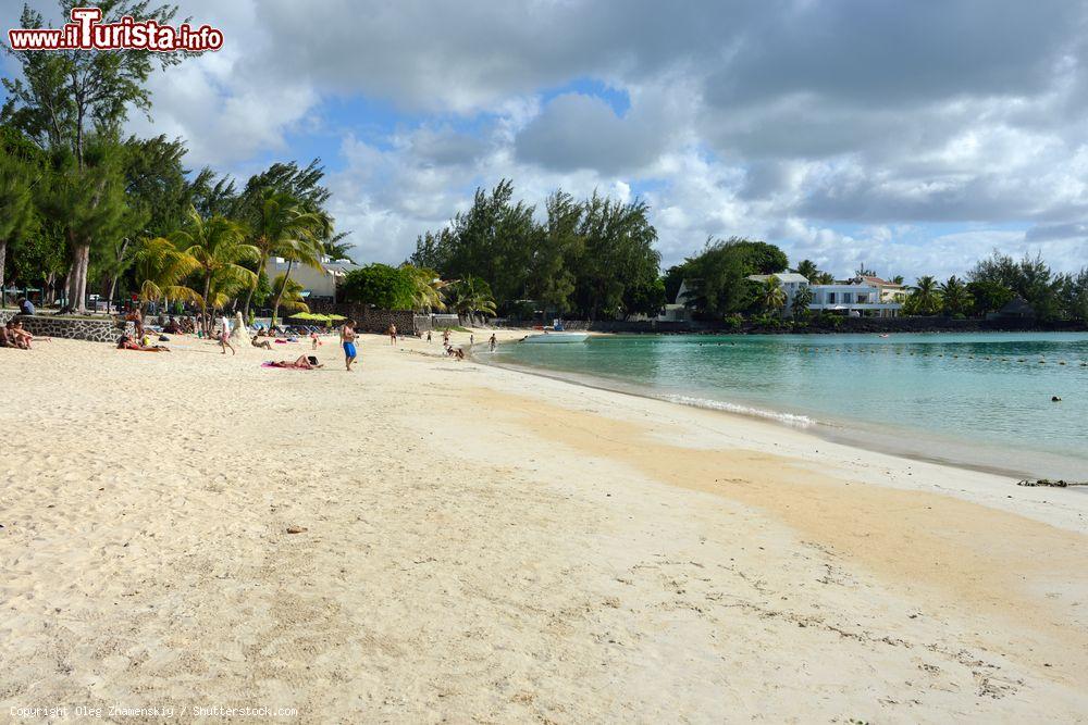 Immagine Spiaggia pubblica a Pereybère, Mauritius. E' una delle migliori dell'isola per chi ama nuotare e per chi cerca ristoranti, locali e negozi - © Oleg Znamenskiy / Shutterstock.com