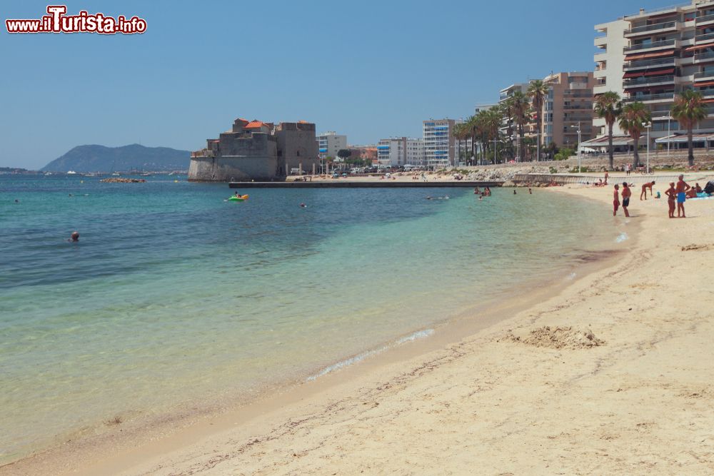 Immagine Spiaggia sabbiosa con gente in relax a Tolone, Francia.