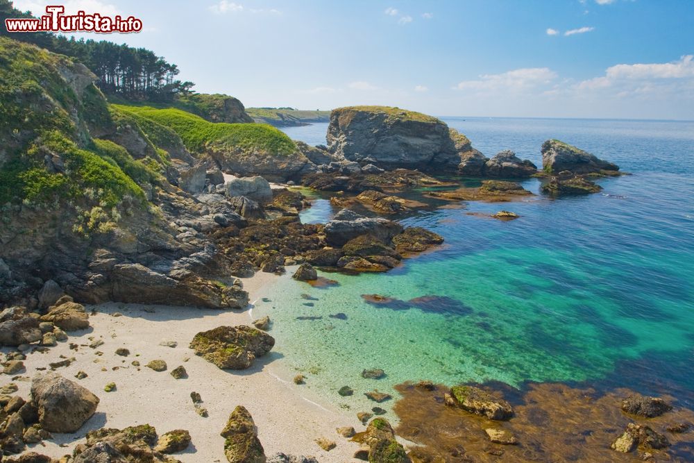 Immagine Una spiaggia selvaggia lambita da acque color smeraldo sulla costa di Belle Ile en Mer, Bretagna, Francia.