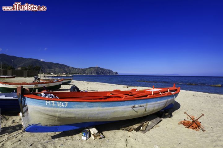 Immagine Particolare della spiaggia di Tindari, Mar Tirreno (Sicilia) - Essendo Tindari un bel mix tra miti e leggende, folklore e tradizioni, aspetti culturalmente alti e visioni tipiche del sud, la sua spiaggia ne riflette il mix. Ovvio, non in senso figurato, ma in senso metaforico nel litorale di questa località si respira un'atmosfera che va al di là del visibile. Le barchette a remi di legno, colorate da tinte accese e allegre come l'arancio o il blu che ricorda lo stesso mare, le reti dei pescatori, gli strumenti legati agli sport acquatici, fanno della sua costa un'occasione per conoscere dal vivo Tindari o meglio, dal vero - © Angelo Giampiccolo / Shutterstock.com