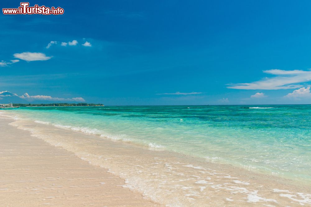 Immagine Spiaggia tropicale di sabbia bianca sull'isola di Gili Trawangan, Indonesia.