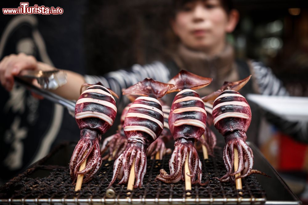 Immagine Spiedini di calamari in un mercato di strada a Osaka, Giappone.