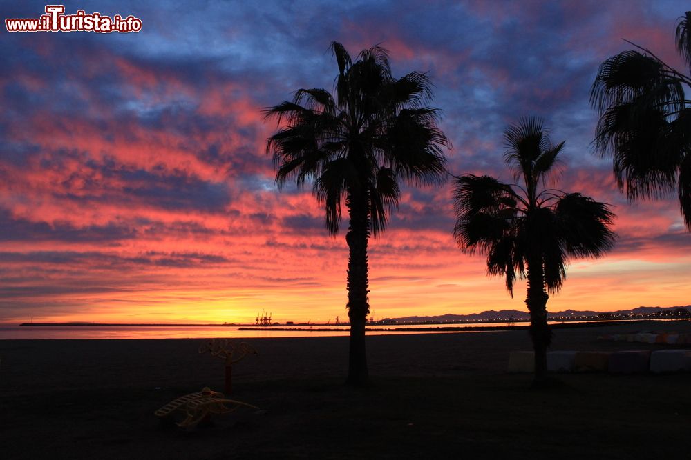 Immagine Splendida alba su una spiaggia a Melilla, Spagna. Questa cittadina autonoma spagnola si trova sulla costa orientale del Marocco.