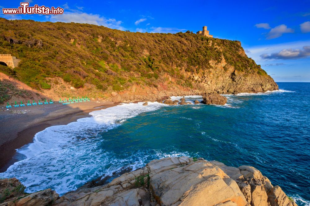 Immagine Una splendida spiaggia nei pressi di Castiglioncello, Livorno, Toscana, al tramonto. Questo piccolo borgo della provincia livornese è conosciuto in tutto il mondo soprattutto per la bellezza della sua costa.