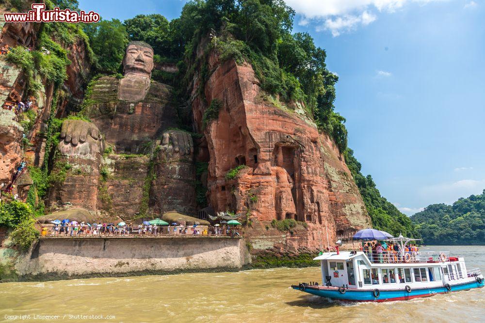 Immagine Una splendida veduta del Buddha Gigante a Leshan, Cina: per salire e scendere la ripida scogliera e ammirare la statua da vicino si utilizzano i gradini scolpiti nella pietra - © LMspencer / Shutterstock.com