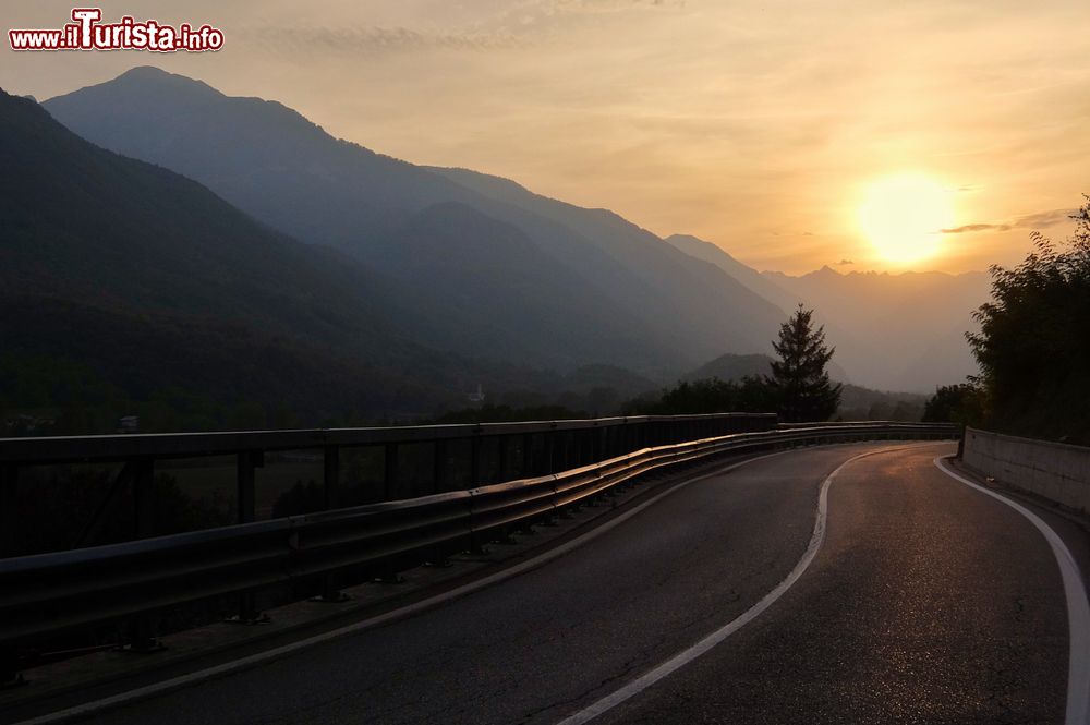 Immagine Splendido tramonto sulla strada di montagna nei pressi di Demonte, Cuneo, Piemonte.