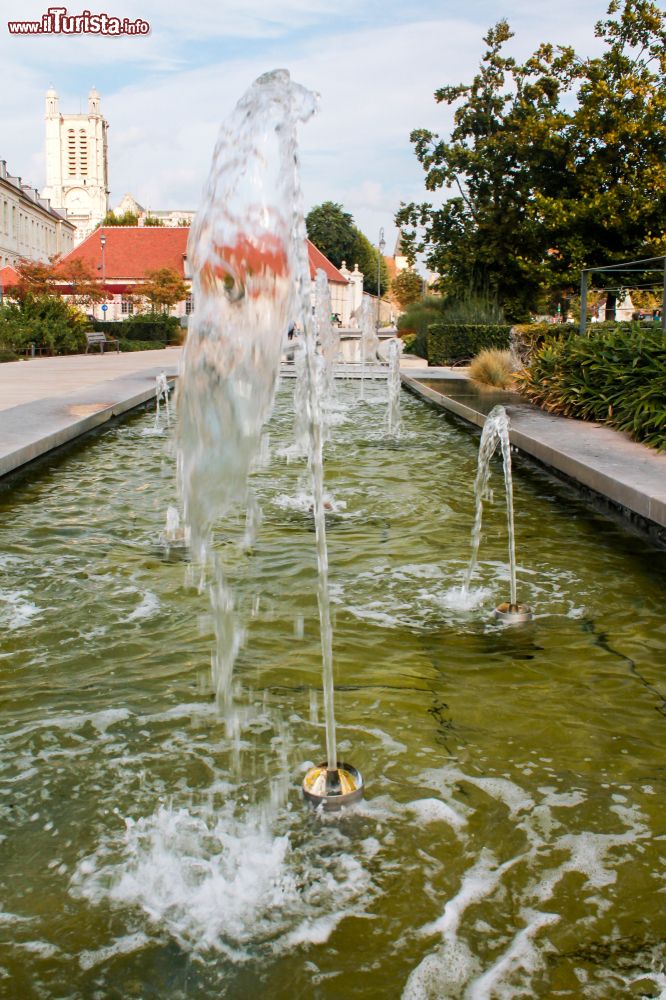 Immagine Spruzzi d'acqua in una fontana nella città di Troyes, Francia.