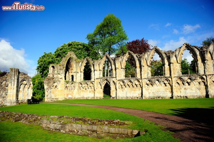 Immagine St. Mary's Abbey, York: le rovine dell'antica abbazia sono oggi un luogo d'interesse turistico della città di York. Le vestigia appatengono all'abbazia del XIII secolo - foto © Vicky Jirayu / Shutterstock