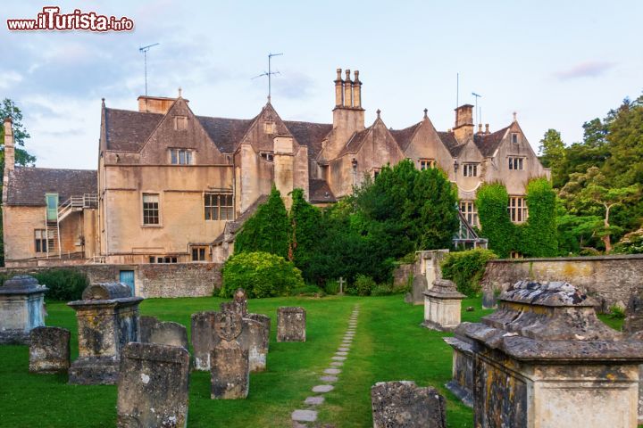 Immagine La chiesa di St Mary a Bibury e il suo piccolo cimitero - Siamo nel sud ovest dell'Inghilterra © Christian Mueller / Shutterstock.com