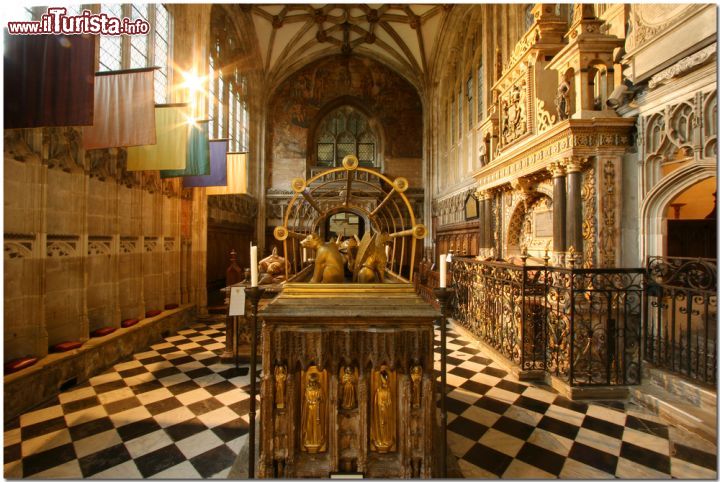 Immagine St Mary's Cathedral a Warwick, Inghilterra - Considerata la chiesa più famosa della città, questo edificio del XV° secolo ospita al suo interno la cappella Beauchamp che accoglie i resti dei conti di Warwick. Se l'interno merita una visita per lo sfarzo delle sue decorazioni, è altrettanto interessante salire fin sulla cima della sua torre da cui si gode di un eccezionale panorama sull'intera città e sul castello © GTS Productions / Shutterstock.com