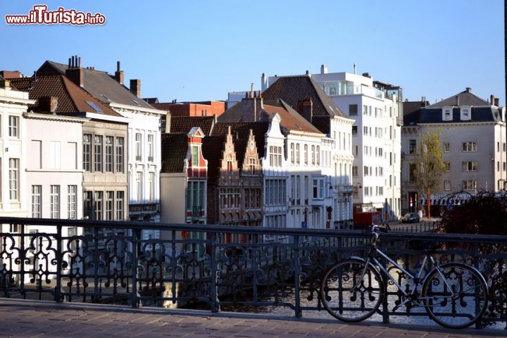 Immagine St. Michielshelling, Gent: siamo su uno dei tanti ponti che consentono di attraversare i fiumi e i canali della città; è il ponte di San Michele, in pieno centro.