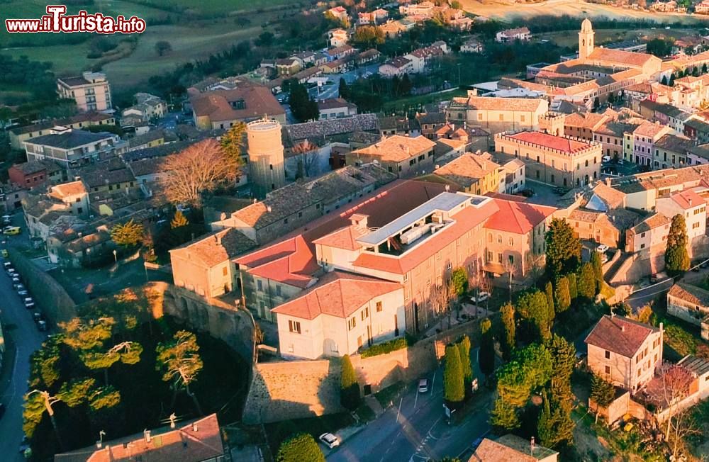 Immagine Vista aerea di Mondolfo al tramonto, cittadina delle Marche