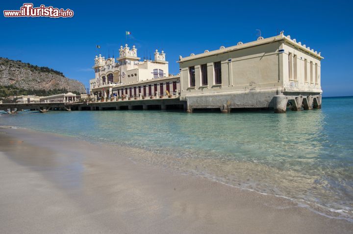 Immagine Lo stabilimento balneare sulla spiaggia di Mondello opera dell’architetto Rudolf Stualker - © luigi nifosi / Shutterstock.com