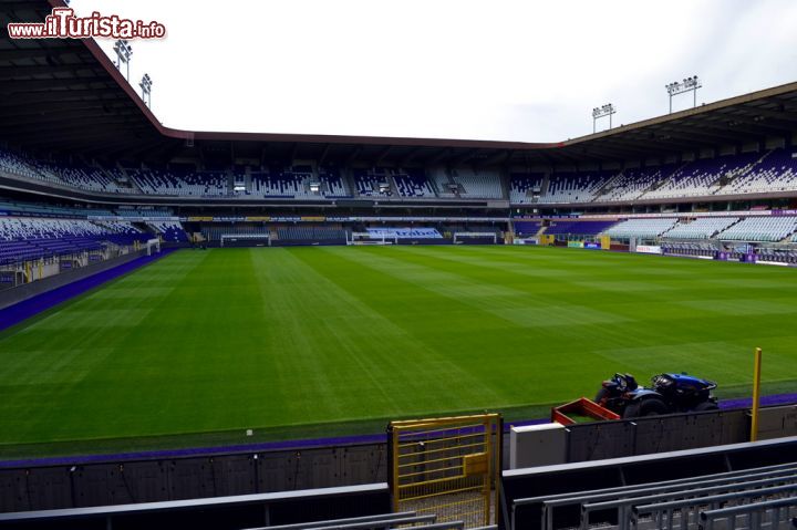 Immagine Lo stadio dell'Anderlecht, nell'omonimo quartiere di Bruxelles, è la casa della formazione bianco-viola. Nella struttura si trova anche il negozio ufficiale con il merchandising della squadra.