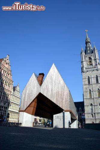 Immagine Stadshal, Gent: è una struttura molto controversa, perché si tratta di un edificio moderno, anche se d'ispirazione gotica, inserito pochi anni fa in un contesto urbano dominato da edifici molto più antichi.