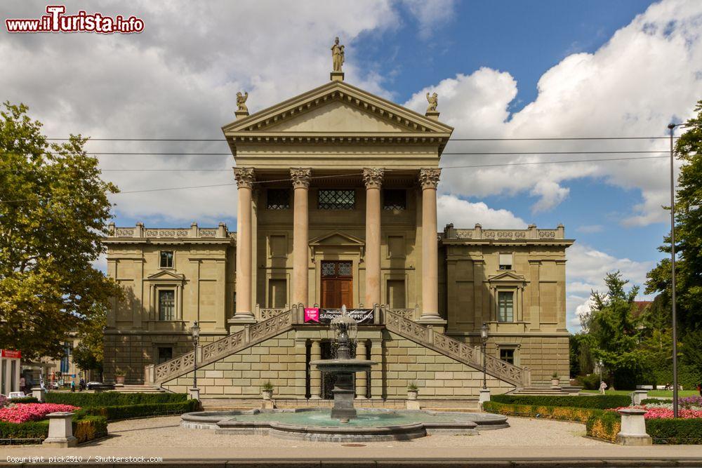 Immagine Lo Stadthaus Government Building di Winterthur, Svizzera. A progettare l'edificio che accoglie il governo cittadino fu Gottfried Semper, architetto tedesco che si orientò ai modelli storici dell'architettura del passato - © pick2510 / Shutterstock.com