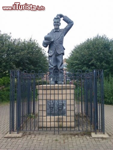 Immagine Stan laurel memorial garden: nei giardini anche la statua che raffigura Stanlio nella sua posa più tipica e amata dal suo pubblico - © www.laurel-and-hardy.co.uk