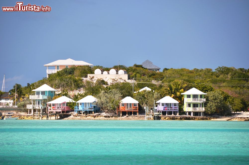 Immagine Lo Staniel Cay Yacht Club di Exuma, Bahamas. Acque cristalline, spiagge inesplorate e natura rigogliosa sono la pefetta cornice di questo angolo d'arcipelago che ospita lo Staniel yacht club.