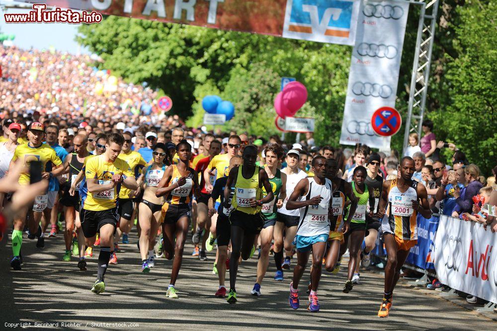 Immagine Start della mezza maratona di Heilbronn, Germania. E' conosciuta come Trollinger Marathon: si svolge nel mese di maggio o giugno ed è una delle più importanti della Germania - © Bernhard Richter / Shutterstock.com