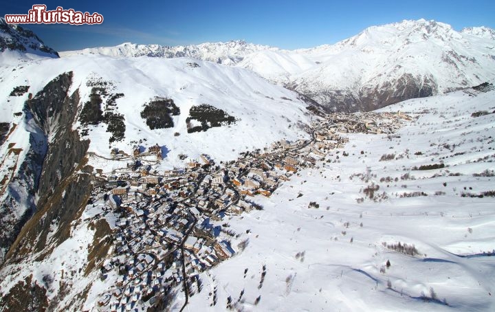 Immagine Vista aerea di Les Deux Alpes in inverno. Sulla destra le piste della Vallee Blanche, a sinistra i pendii fino al ghiacciaio che tocca quota 3600 metri, Il nome di Les Deux Alpes deriva dal fatto che serve due distinti villaggi: Mont de Lans e Venosc - © bruno longo - www.les2alpes.com