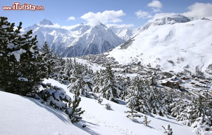 Immagine La stazione sciistica delle Deux Alpes si trova a 1650 metri di altitudine, e non soffre mai di carenza di neve, dato che la cima degli impianti è a 3600 metri e consente anche lo sci estivo - © bruno longo - www.les2alpes.com