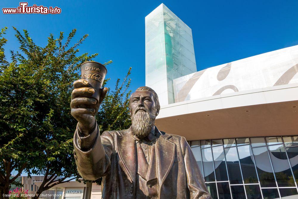 Immagine Statua al World of Coca-Cola Museum di Atlanta, USA. Aperto al pubblico nel maggio 2007, è dedicato alla storia e alla filosofia di uno dei marchi più di successo della storia. Qui si possono anche assaggiare diverse varietà di Coca-Cola provenienti da tutto il mondo - © f11photo / Shutterstock.com