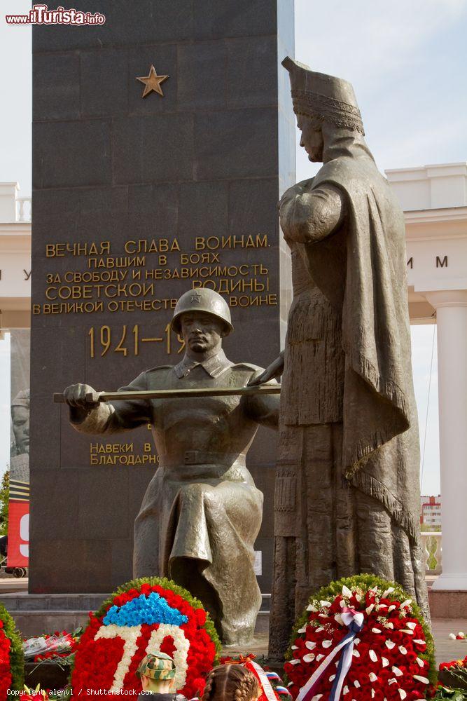 Immagine Statua celebrativa ai soldati scomparsi nella Seconda Guerra Mondiale a Saransk, Russia - © alenvl / Shutterstock.com