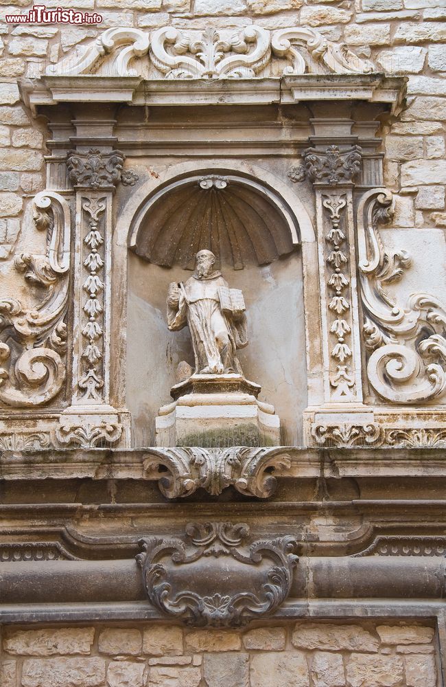 Immagine Un dettaglio di una statua nella chiesa di San Riccardo. Siamo ad Andria (BT), in Puglia.
