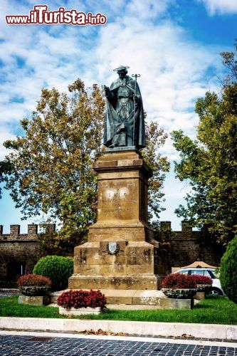 Immagine La statua dedicata a San Nilo a Grottaferrata si trova non distante dalla chiesa di Santa Maria - © nomadFra / Shutterstock.com