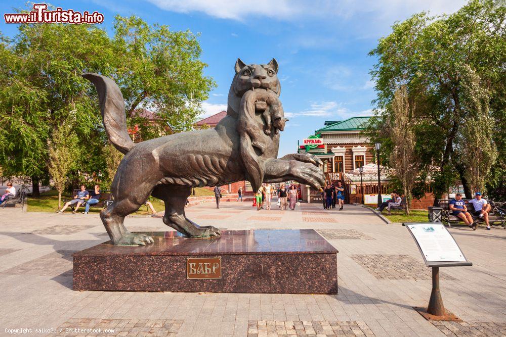 Immagine La statua del Babr (la tigre siberiana), simbolo della città di Irkutsk, all'ingresso del 130 Kvartal - © saiko3p / Shutterstock.com