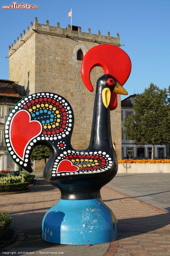 Immagine Statua del gallo di Barcelos, simbolo nazionale del Portogallo. Simboleggia la fede, la buona fortuna e la giustizia - © alfotokunst / Shutterstock.com