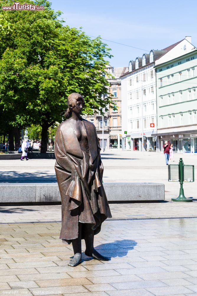 Immagine Statua della fontana di Manzu in Koenigsplatz a Augusta, Germania - © vvoe / Shutterstock.com