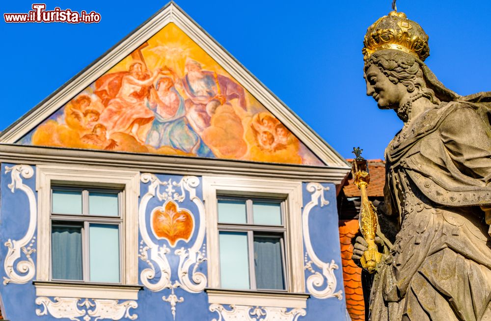 Immagine Statua della regina Cunegonda del Lussemburgo a Bamberga, Germania.