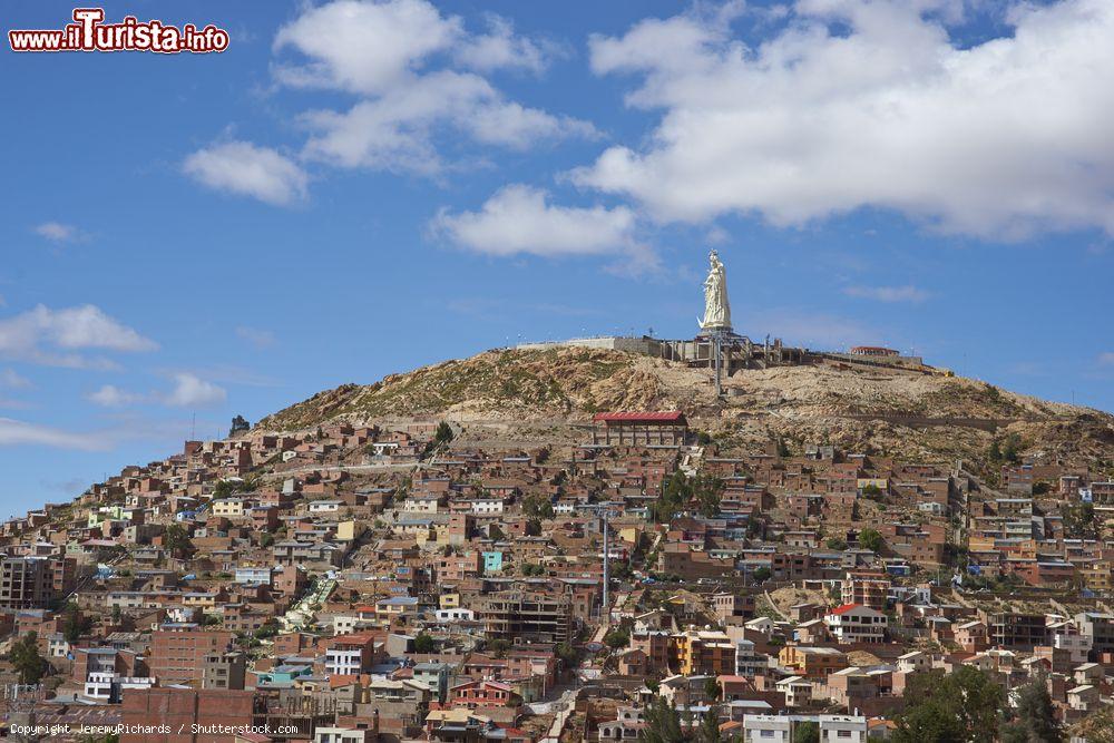 Immagine Statua della Vergine del Socavon sul colle di Santa Barbara a Oruro, Bolivia. Alta 45 metri, ha 9 piani ed è stata realizzata con struttura completamente antisismica - © JeremyRichards / Shutterstock.com