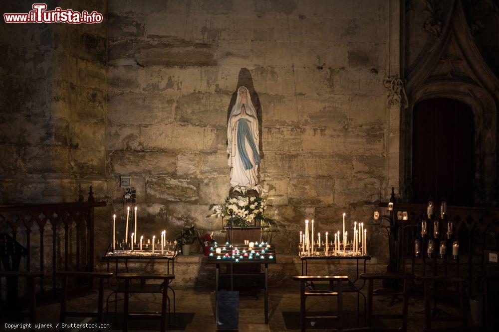 Immagine Statua della Vergine nella basilica gotica di Sant'Urbano a Troyes, Francia - © wjarek / Shutterstock.com