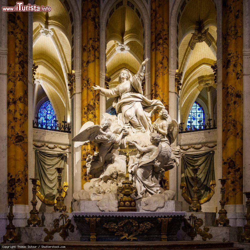 Immagine La statua dell'Assunzione della Vergine di Charles-Antoine Bridan nella cattedrale di Chartres, Francia - © Thomas Dutour / Shutterstock.com