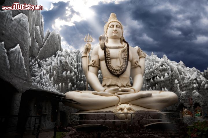 Immagine La statua di Shiva più grande di tutta l'India a Bangalore è alta 65 metri - © byheaven - Fotolia.com