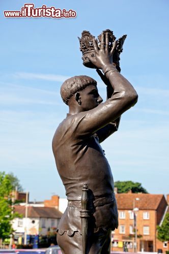 Immagine Prince Hal Gower Memorial di Stratford-upon-Avon, Inghilterra - Immerso nei giardini Bancroft, questo monumento celebrativo è stato realizzato da Lord Ronald Sutherland Gower nel 1888. In bronzo e pietra, lo scultore ha collocato ad ogni angolo del memoriale un personaggio di Shakespeare: Hamlet, Prince Hal, Lady Macbeth e Falstaff © 201746162 / Shutterstock.com